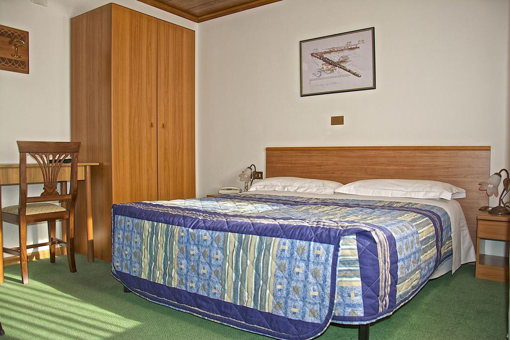 ארונצו די קדורה Albergo Ristorante Iris מראה חיצוני תמונה