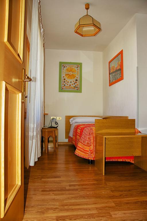 ארונצו די קדורה Albergo Ristorante Iris חדר תמונה