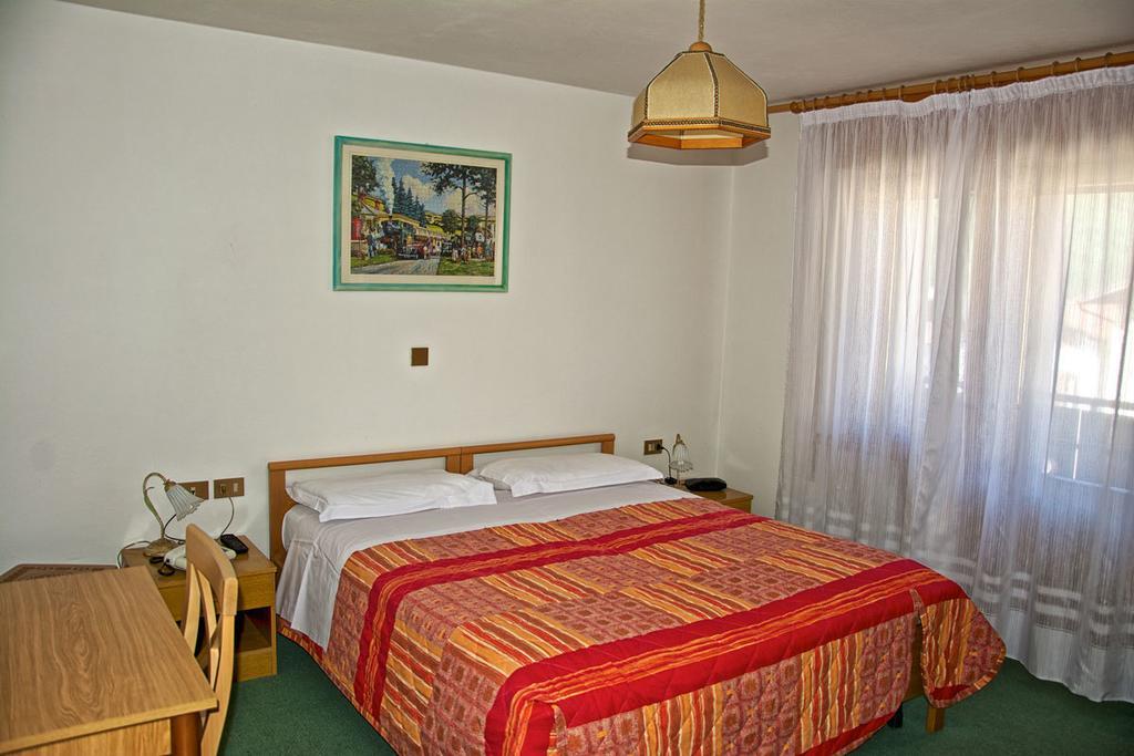 ארונצו די קדורה Albergo Ristorante Iris מראה חיצוני תמונה