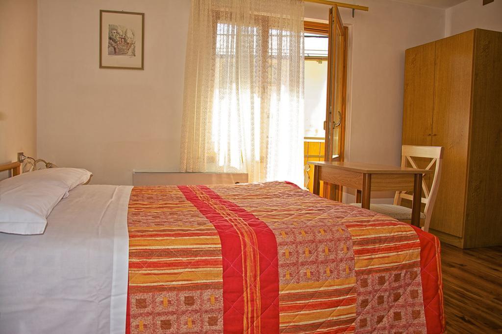 ארונצו די קדורה Albergo Ristorante Iris מראה חיצוני תמונה