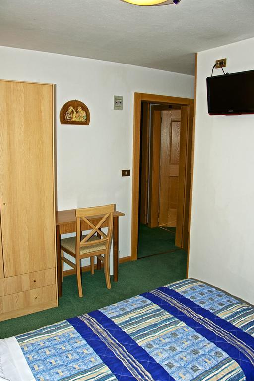 ארונצו די קדורה Albergo Ristorante Iris חדר תמונה