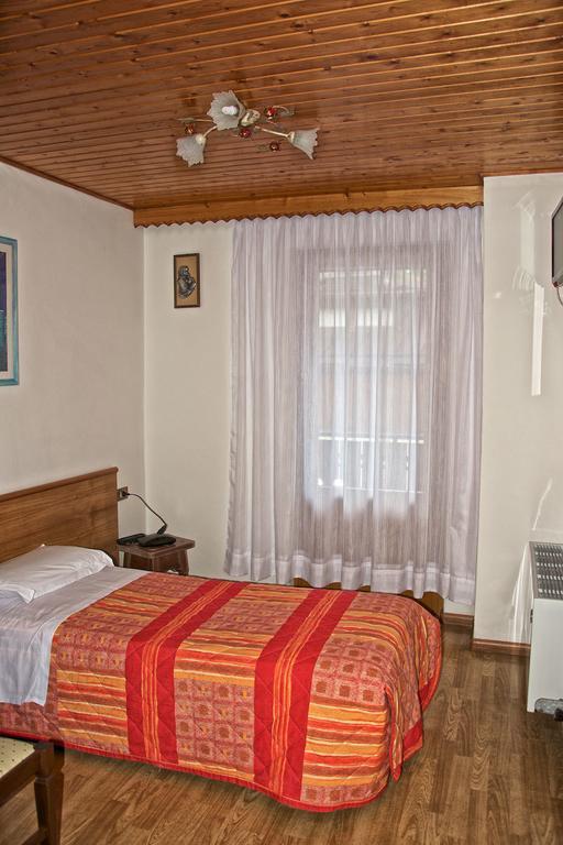 ארונצו די קדורה Albergo Ristorante Iris חדר תמונה