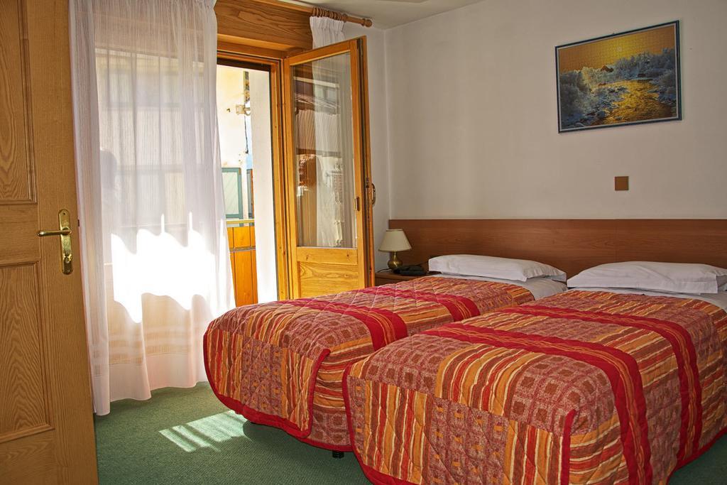 ארונצו די קדורה Albergo Ristorante Iris מראה חיצוני תמונה
