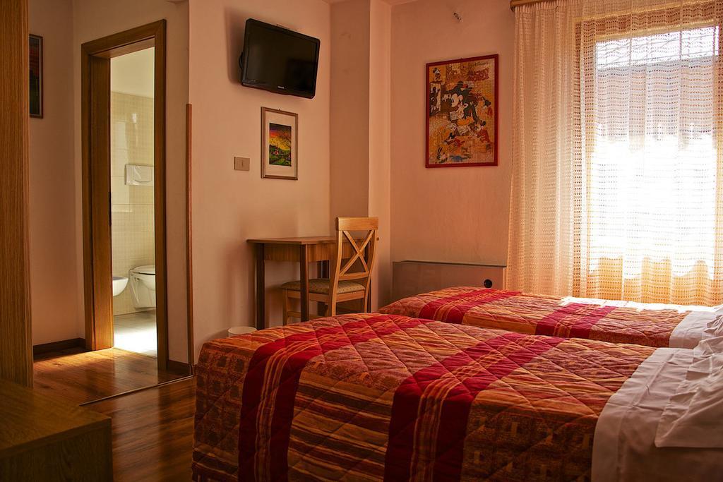 ארונצו די קדורה Albergo Ristorante Iris מראה חיצוני תמונה